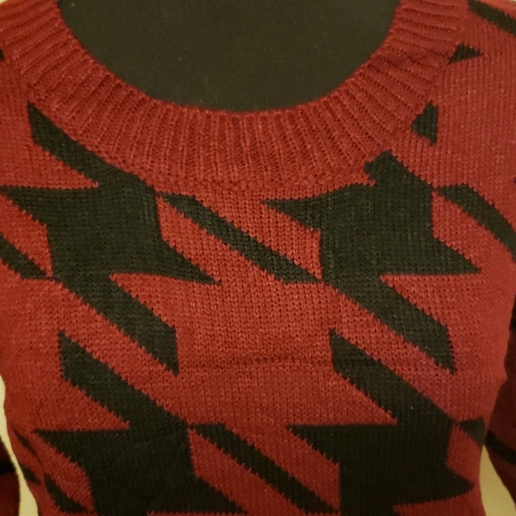 Geo Print Sweater. New Boutique. Adorable! - Picture 6 of 8